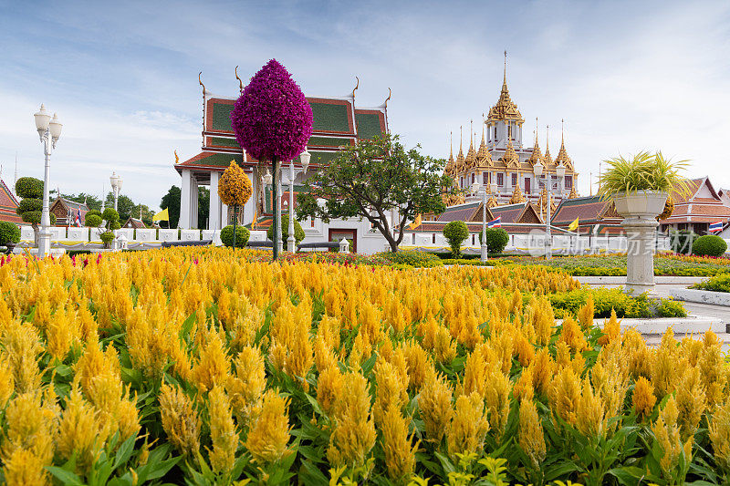 位于泰国充满活力的首都曼谷中心的Ratchanatdaram寺建筑群中，华丽的金色塔尖是Loha Prasat。